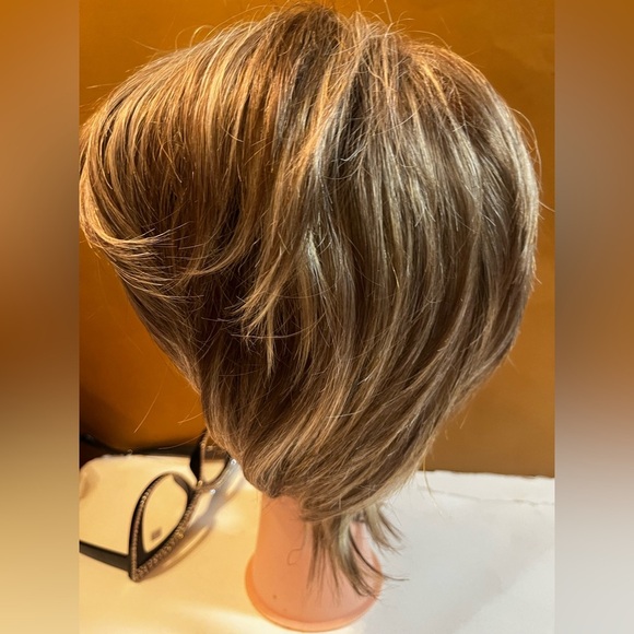 NEW Lydell Short Layered Shaggy wavy Full Synthetic Wig Color AB461 Women - Picture 7 of 8